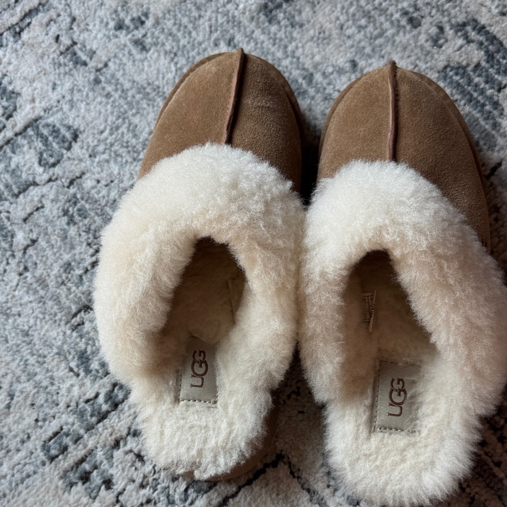 UGG Tan Slippers with Cream Fur - Picture 2 of 8